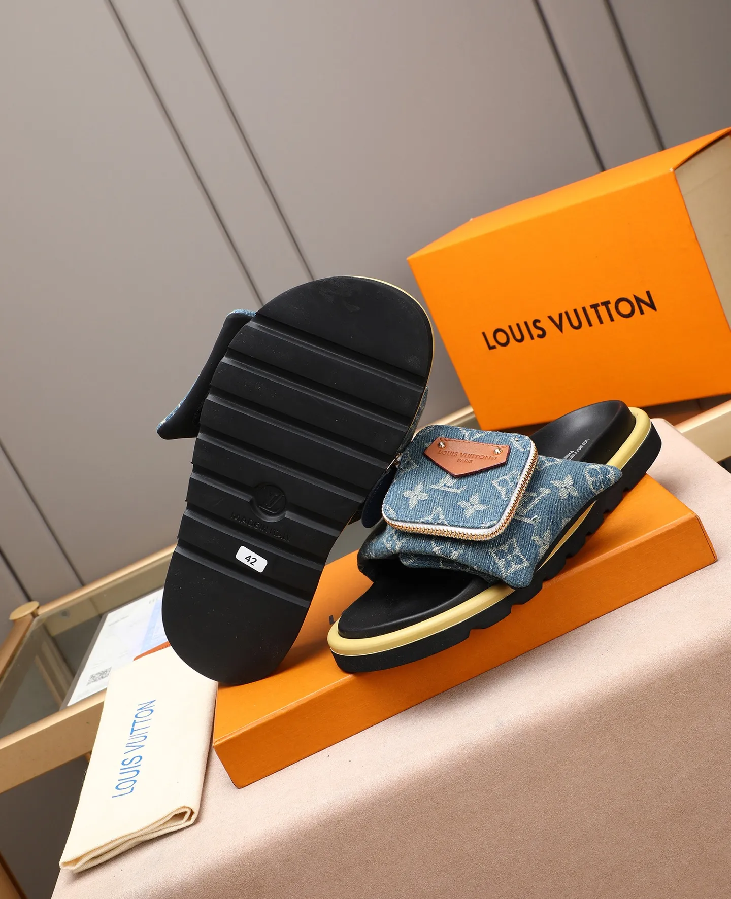 PP400 couple model with drawer box [LOUIS VUITTON] Louis Vuitton, the latest LV official website printed wallet and men's and women's slippers🔥🔥🔥 are now on the market. The drawer box is packed with cloth bags and cards. The upper pattern looks very soft and waxy, and it is a super versatile leg slimming tool. Fabric: Imported denim/down silk cotton embossed, official website pattern printing, lining: water-dyed sheepskin down filling, comfortable to wear, feet: high elastic PU water table. Sole: foam sole, heel height: about 5cm. Size 35-46, 35, 45 and 46 are custom-made and cannot be returned or exchanged. Color: multiple colors available.